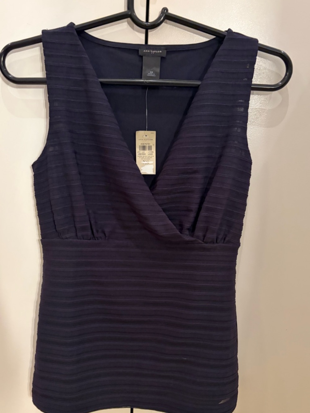 NWT-Ann Taylor Navy Textured V-Neck Shell
